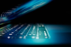 Laptop halb zugeklappt